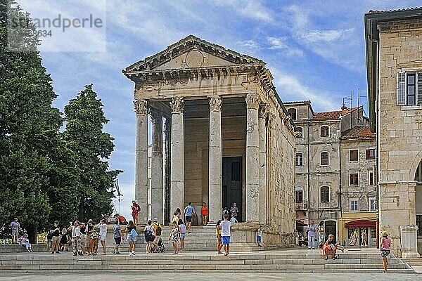 Augustov hram  römischer Augustustempel mit korinthischen Säulen im historischen Stadtkern der Stadt Pula  Pola  Gespanschaft Istrien  Kroatien  Europa