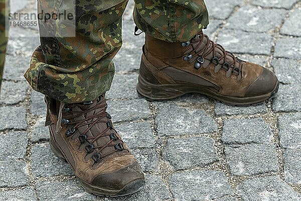 Soldat mit Tarnanzug und Einsatzstiefeln am Rande des Übergabeappells Deutsches Feldheer in Schloss Nymphenburg  Bayern  Deutschland  Europa