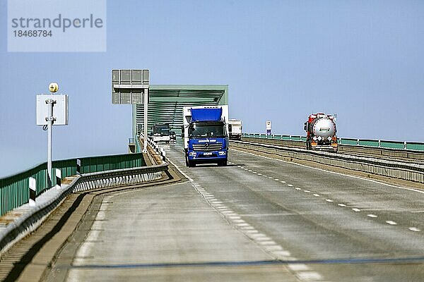 Verkehr auf der Hochbrücke Brunsbüttel  sie führt die B5 über den Nord-Ostsee-Kanal  Brunsbüttel  Schleswig-Holstein  Deutschland  Europa