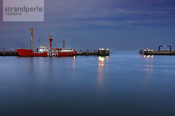 Elbe 1  das Feuerschiff Bürgermeister OSwald II? im Hafen von Cuxhaven an der Elbmündung  Cuxhaven  Bremen  Deutschland  Europa