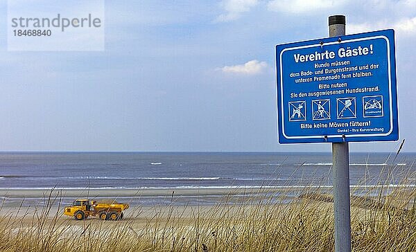 Verbotsschild am Strand der Insel Wangerooge  im Hintergrund ein Lkw mit Material für den Küstenschutz  Landkreis Friesland  Deutschland  Europa