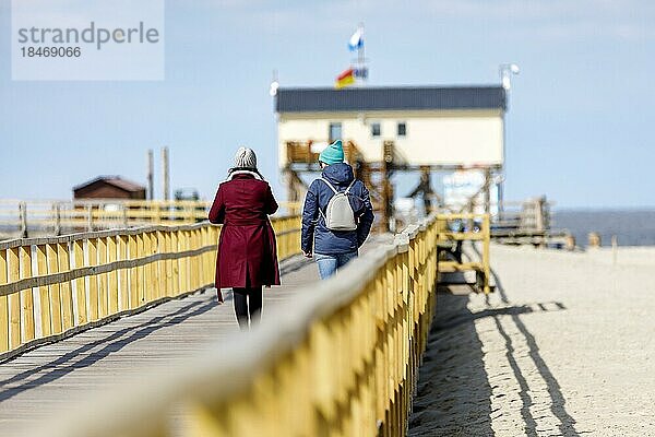 Seebrücke zum Sankt Peter-Ording-Strand  am Ende die Sandbank mit den typischen Pfahlbauten  Sankt Peter-Ording  Schleswig-Holstein  Deutschland  Europa