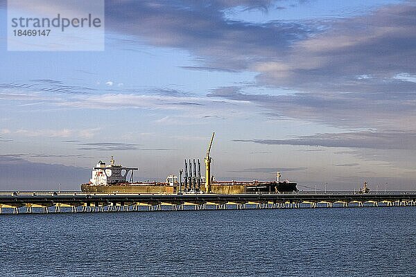 Rohöltanker Landbridge Prosperity an der Löschbrücke der NWO im Jadebusen  Nordsee  mit 333m Länge gehört er mit zu den größten Tankschiffen seiner Klasse  Wilhelmshaven  Niedersachsen  Deutschland  Europa