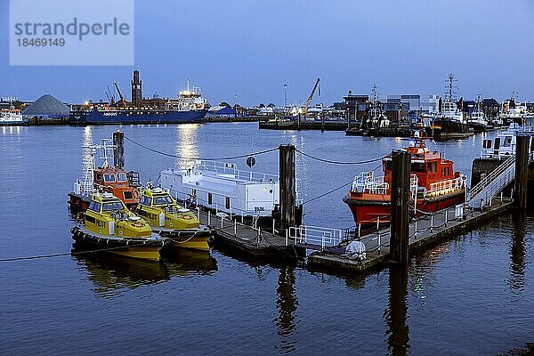 Seehafen Cuxhaven an der Elbmündung in die Nordsee  vorn Lotsenversetzungsboote mit der Aufschrift Pilot  Cuxhaven  Bremen  Deutschland  Europa