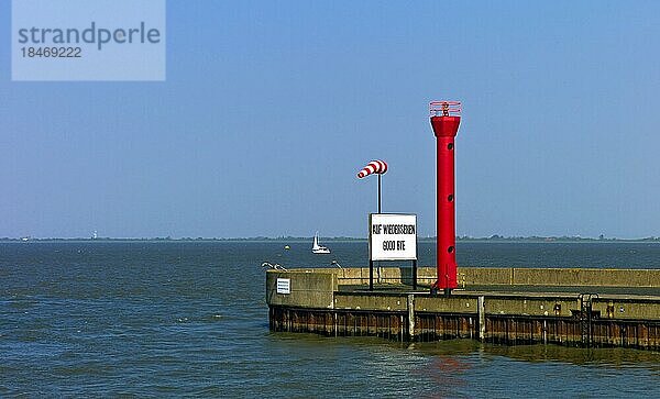 Im Marinehafen von Wilhelmshaven  Anlegestelle  Deutschland  Europa