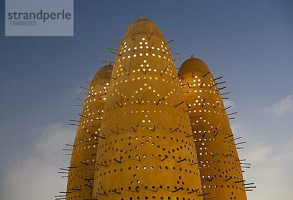 Nachtansicht der beleuchteten Pigeon Towers  Katara Cultural Village  Doha  Katar  Asien