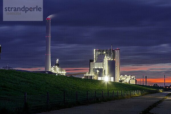 Onyx Kraftwerk Wilhelmshaven GmbH & Co. KG  Steinkohlekraftwerk hinter dem Deich zum Jadebusen  Wilhelmshaven  Niedersachsen  Deutschland  Europa