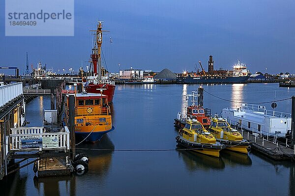 Seehafen Cuxhaven an der Elbmündung in die Nordsee  rechts Lotsenversetzungsboote mit der Aufschrift Pilot  Cuxhaven  Bremen  Deutschland  Europa