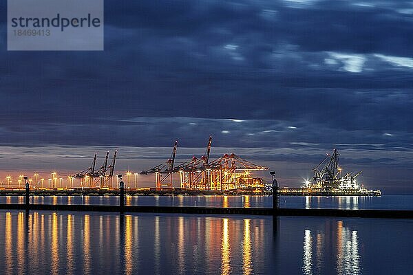 Jade-Weser-Port  Containerterminal in Wilhelmshafen  Hafenanlage  Hafengebiet  Containerbrücke  Tiefseehafen  Überseehafen  Wilhelmshaven  Niedersachsen  Deutschland  Europa