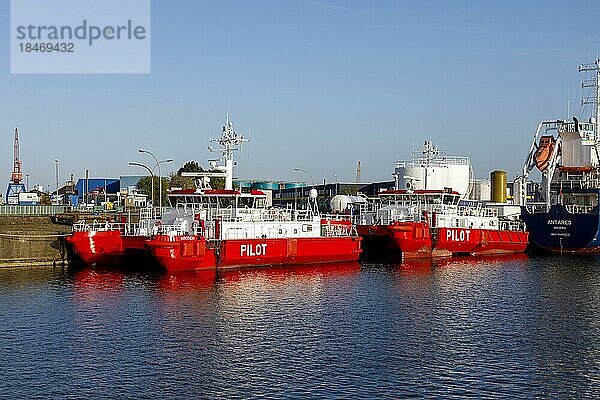 Lotsentender Groden? und Duhnen? am Hansakai im Neuen Fischereihafen  spezielle Lotsenversetzschiffe  aufgrund ihrer Bauweise ist das Borden eines Lotsen bei höherer Geschwindigkeit und Wellengang möglich  Cuxhaven  Bremen  Deutschland  Europa