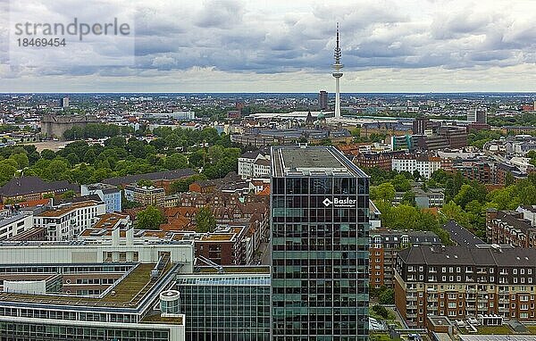 Blick von der Sankt Michaelis Kirche auf die Innenstadt und Heiligengeistfeld  Basler Versicherung im Vordergrund  Hamburg  Deutschland  Europa