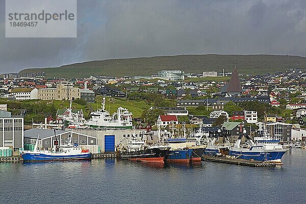 Fischerboote im Hafen von Torshavn  Hauptstadt und größte Stadt der Färöer Inseln  Färöer Inseln auf der Insel Streymoy