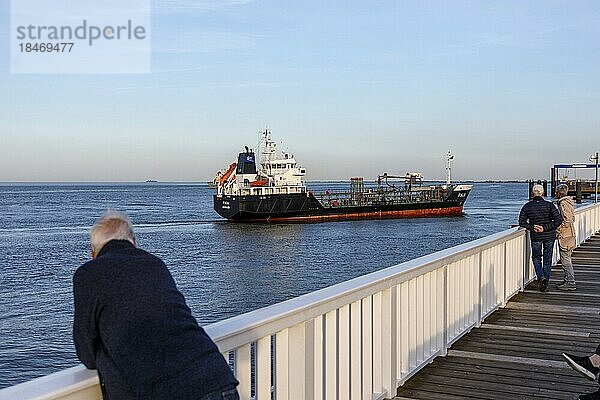 Aussichtsplattform Alte Liebe? am Hafenkopf in Cuxhaven  der Elbmündung in die Nordsee  Tanker Fina? läuft in den Hafen ein  Cuxhaven  Bremen  Deutschland  Europa
