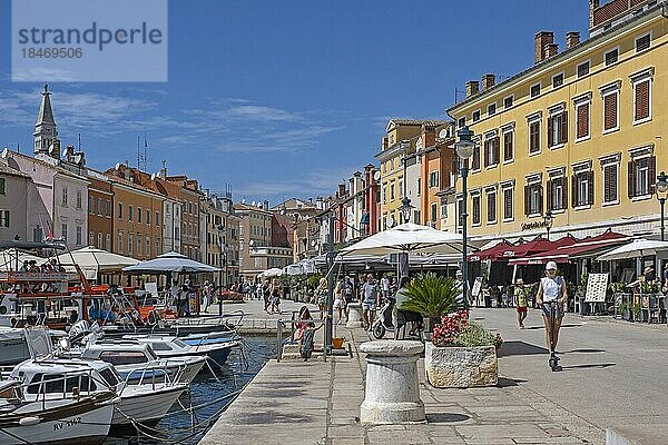 Touristen beim Spaziergang im Hafen der Stadt Rovinj  Rovigno  Badeort an der nördlichen Adria  Gespanschaft Istrien  Kroatien  Europa