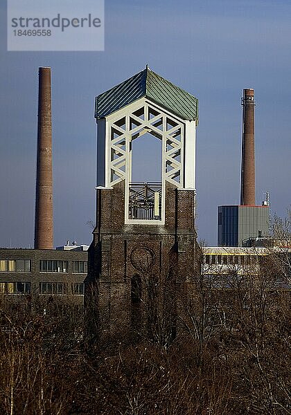 Ehemaliger Kirchturm der Kirchgemeinde St. Marien neben Schornsteinen des Heizwerks Essen-Innenstadt  Essen  Deutschland  Europa