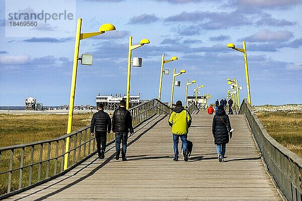 Seebrücke zum Sankt Peter-Ording-Strand  am Ende die Sandbank mit den typischen Pfahlbauten  Sankt Peter-Ording  Schleswig-Holstein  Deutschland  Europa