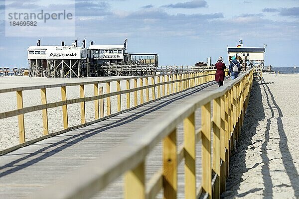 Seebrücke zum Sankt Peter-Ording-Strand  am Ende die Sandbank mit den typischen Pfahlbauten  Sankt Peter-Ording  Schleswig-Holstein  Deutschland  Europa