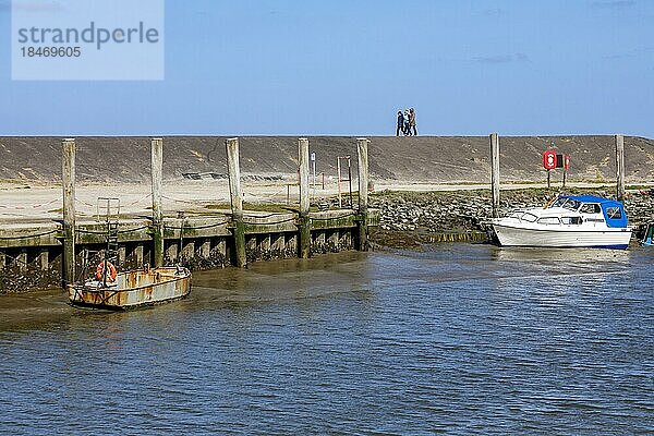 Everschopsiel Hafen in Nordfriesland bei ablaufendem Wasser  Urlauber auf dem Deich  Tetenbüll  Schleswig-Holstein  Deutschland  Europa