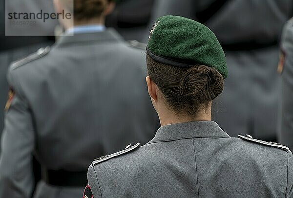 Soldatin des Deutschen Heeres mit Dienstgradabzeichen Obergefreiter (vorne) beim Übergabeappell Deutsches Feldheer in Schloss Nymphenburg  Bayern  Deutschland  Europa