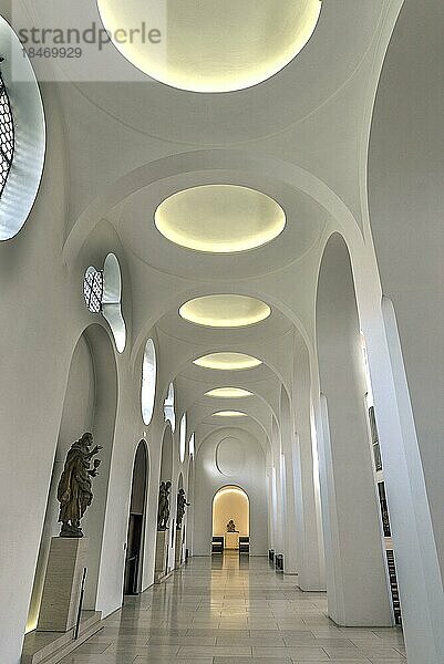 Seitenschiff der St. Moritz  ehemals Kirche der Fugger  Wiederaufbau 1950er Jahre  Augsburg  Bayern  Deutschland  Europa