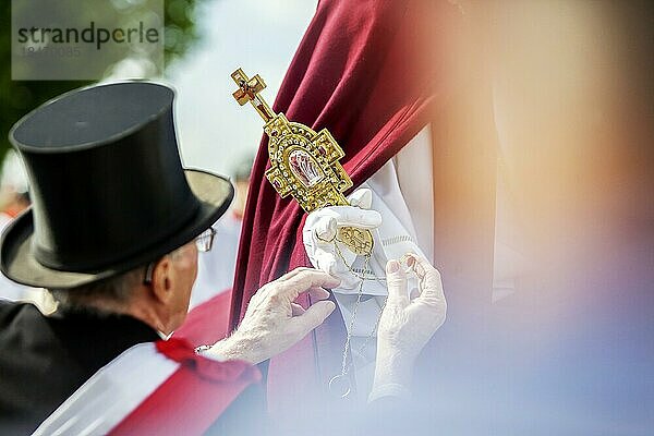 Traditioneller Blutritt mit 2200 Reitern und Pferden zu Ehren einer Blutreliquie  katholisch  größte Reiterprozession Europas  Oberschwaben  Weingarten  Baden-Württemberg  Deutschland  Europa