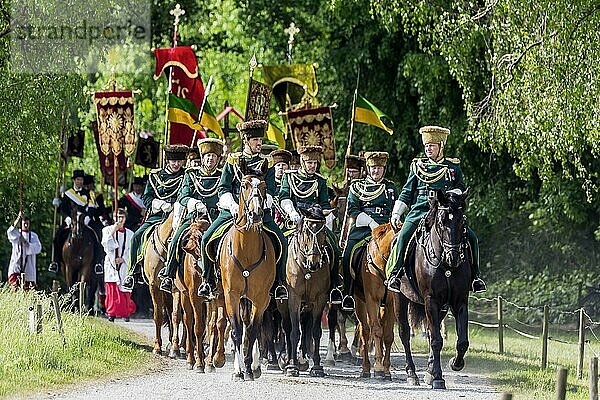 Traditioneller Blutritt mit 2200 Reitern und Pferden zu Ehren einer Blutreliquie  katholisch  größte Reiterprozession Europas  Oberschwaben  Weingarten  Baden-Württemberg  Deutschland  Europa