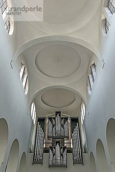 Orgelempore  Orgel von 1973  in der St. Moritz Kirche  ehemals Kirche der Fugger  Wiederaufbau 1950er Jahre  Augsburg  Bayern  Deutschland  Europa