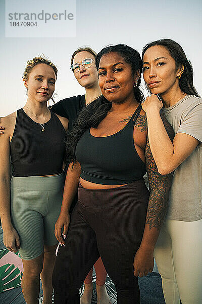 Porträt von multirassischen Freundinnen  die in einem Rückzugszentrum zusammenstehen