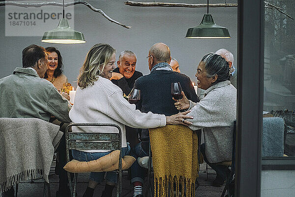 Glückliche Frauen im Ruhestand genießen zusammen mit Freunden beim Abendessen Party