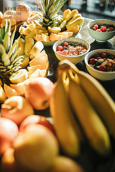 Auswahl an frischem Obst und Frühstück auf dem Tisch im Retreat Center