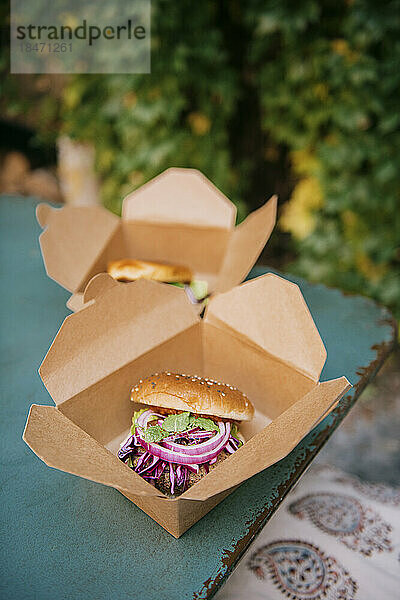 Frisch zubereitete Burger in Boxen zum Mitnehmen auf dem Tisch im Restaurant