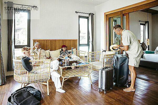 Eltern verbringen ihre Freizeit mit Kindern im Hotelzimmer während des Urlaubs