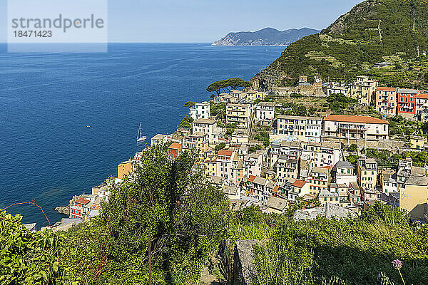 Italien  Ligurien  Riomaggiore  Blick auf die Küstenstadt entlang der Cinque Terre im Sommer