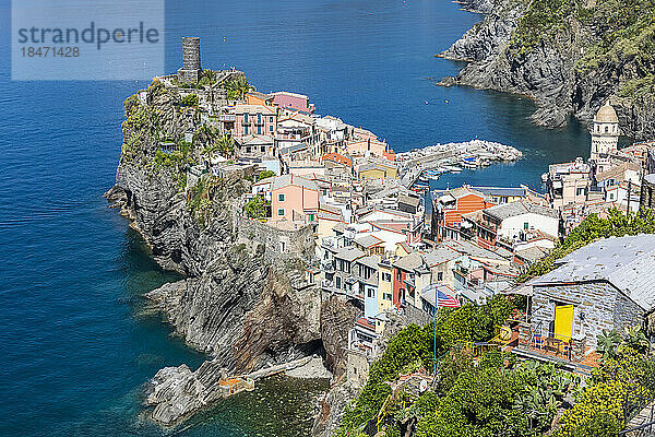 Italien  Ligurien  Vernazza  Blick auf die Küstenstadt entlang der Cinque Terre