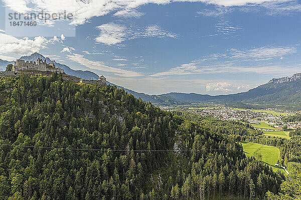 Österreich  Tirol  Reutte  Blick auf die Burg Ehrenberg und die umliegende Landschaft im Sommer