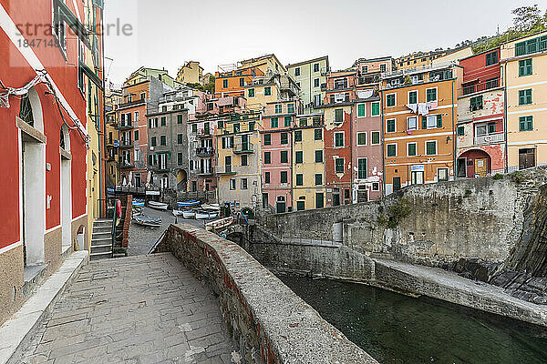 Italien  Ligurien  Riomaggiore  Reihenhäuser am Wasser in der historischen Stadt entlang der Cinque Terre