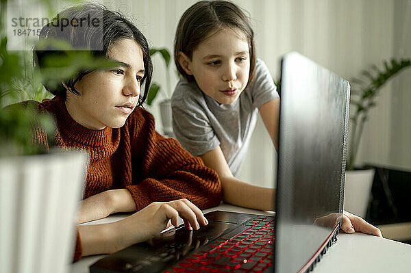 Jungen teilen sich Laptop zu Hause