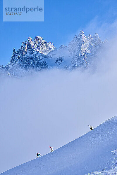 Skifahrer wandern auf schneebedecktem Berg