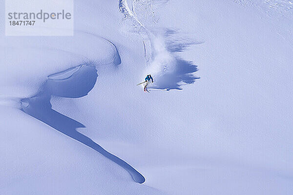 Reifer Mann fährt auf verschneitem Berg Ski