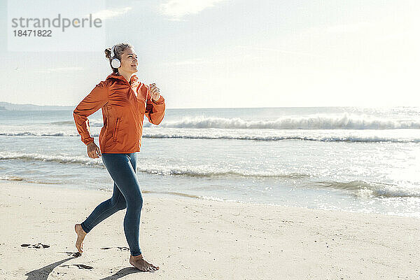 Frau joggt am Strand