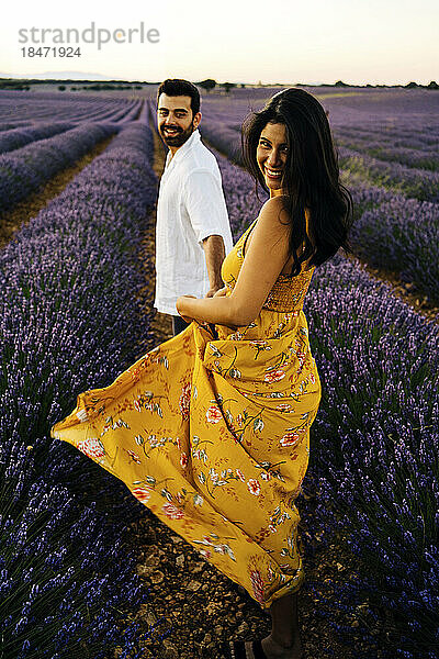 Glückliche Frau genießt mit Mann im Lavendelfeld