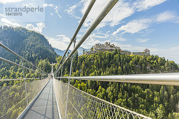 Österreich  Tirol  Reutte  Burg Ehrenberg von der Hängebrücke aus gesehen