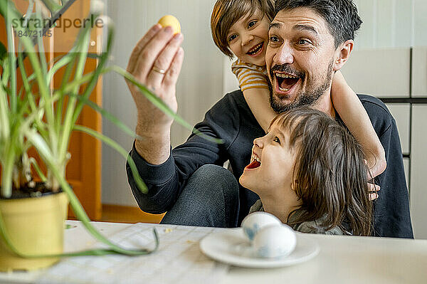 Fröhliche Familie  die Ostern gemeinsam zu Hause genießt