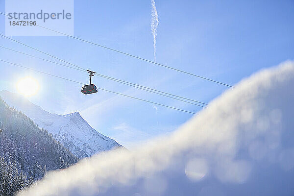 Seilbahn unter freiem Himmel an einem sonnigen Tag