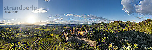 Italien  Toskana  San Regolo  Luftaufnahme des Castello di Brolio und der umliegenden Landschaft bei sommerlichem Sonnenuntergang