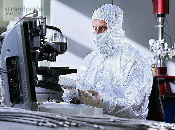 Ingenieur hält Wafer-Chip im Labor