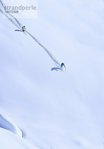 Mann und Frau Skifahren im Schnee