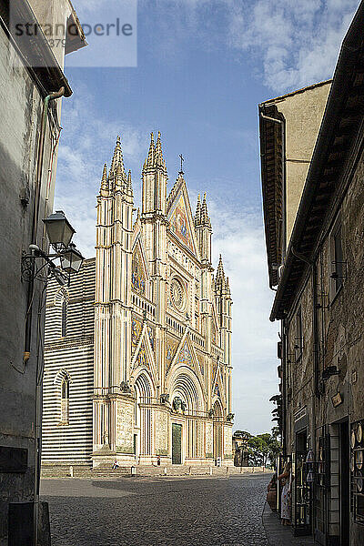 Berühmte Kathedrale Santa Maria Assunta an einem sonnigen Tag  Orvieto  Italien
