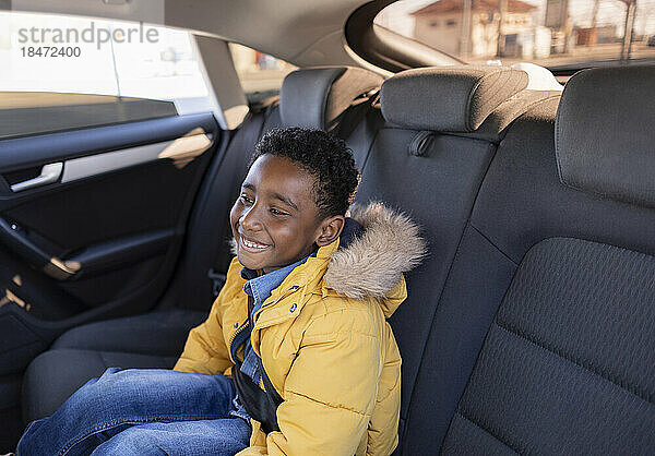 Lächelnder Junge sitzt im Auto