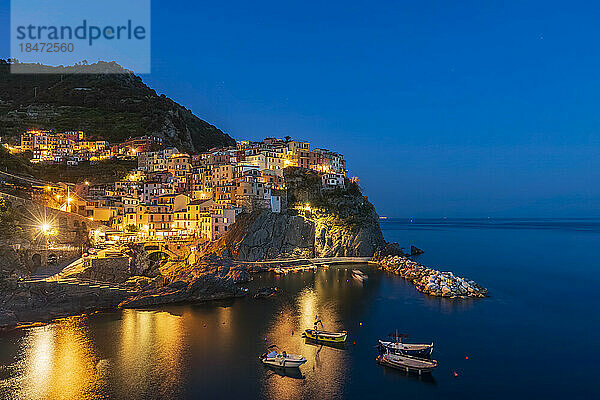Italien  La Spezia  Manarola  Blick auf das Küstendorf in Cinque Terre in der Abenddämmerung